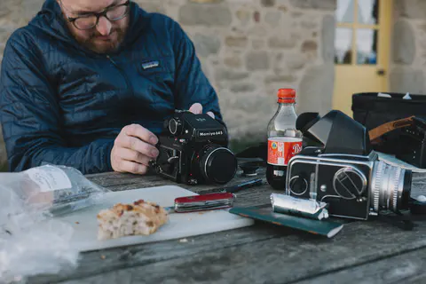 Grégory, chargeant un rouleau dans son Mamiya