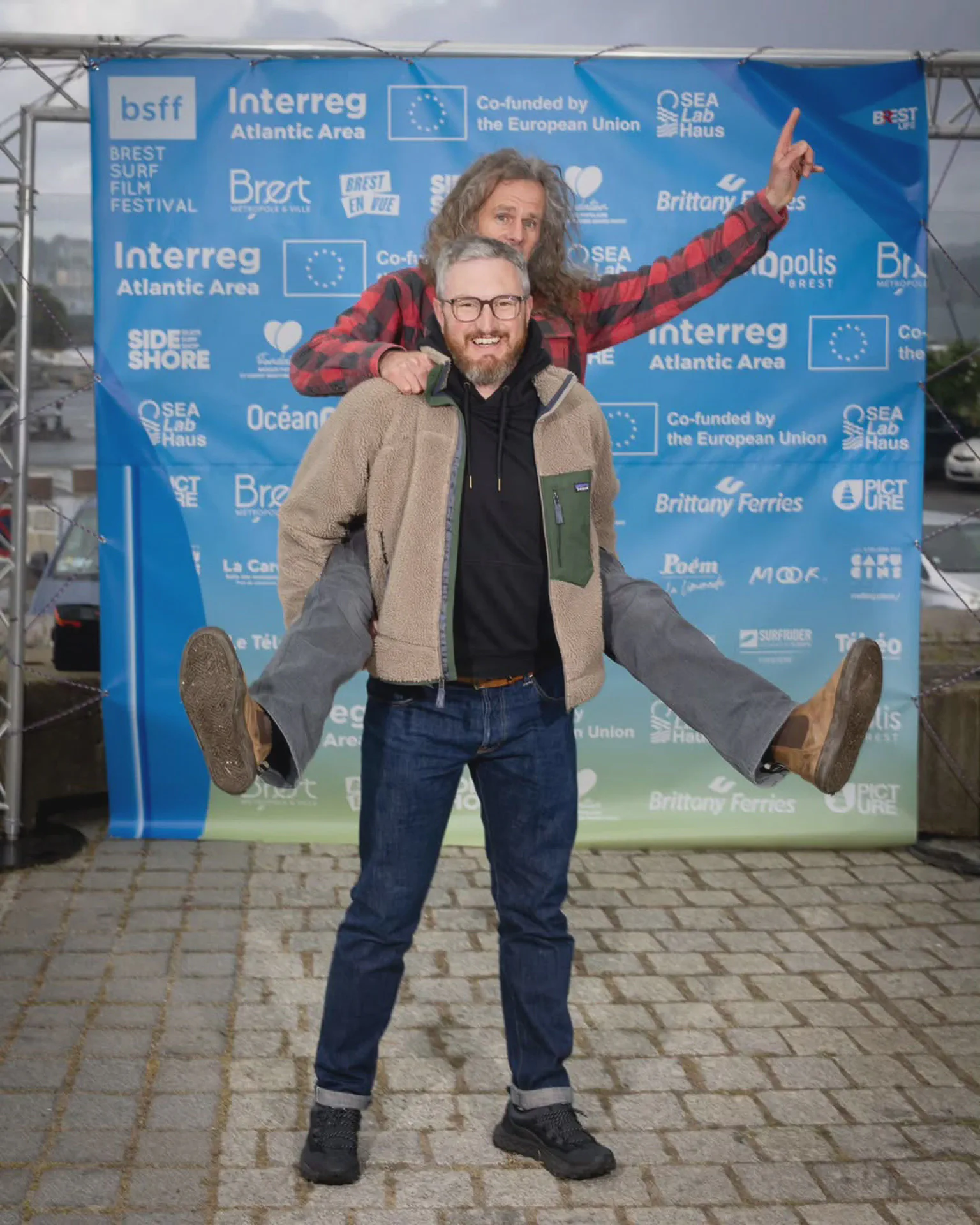 Yoann Renambot et Grégory Mignard posants à l'occasion du Brest Surf Film Festival