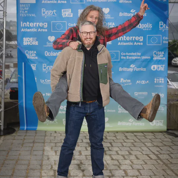 Yoann Renambot et Grégory Mignard posants à l'occasion du Brest Surf Film Festival