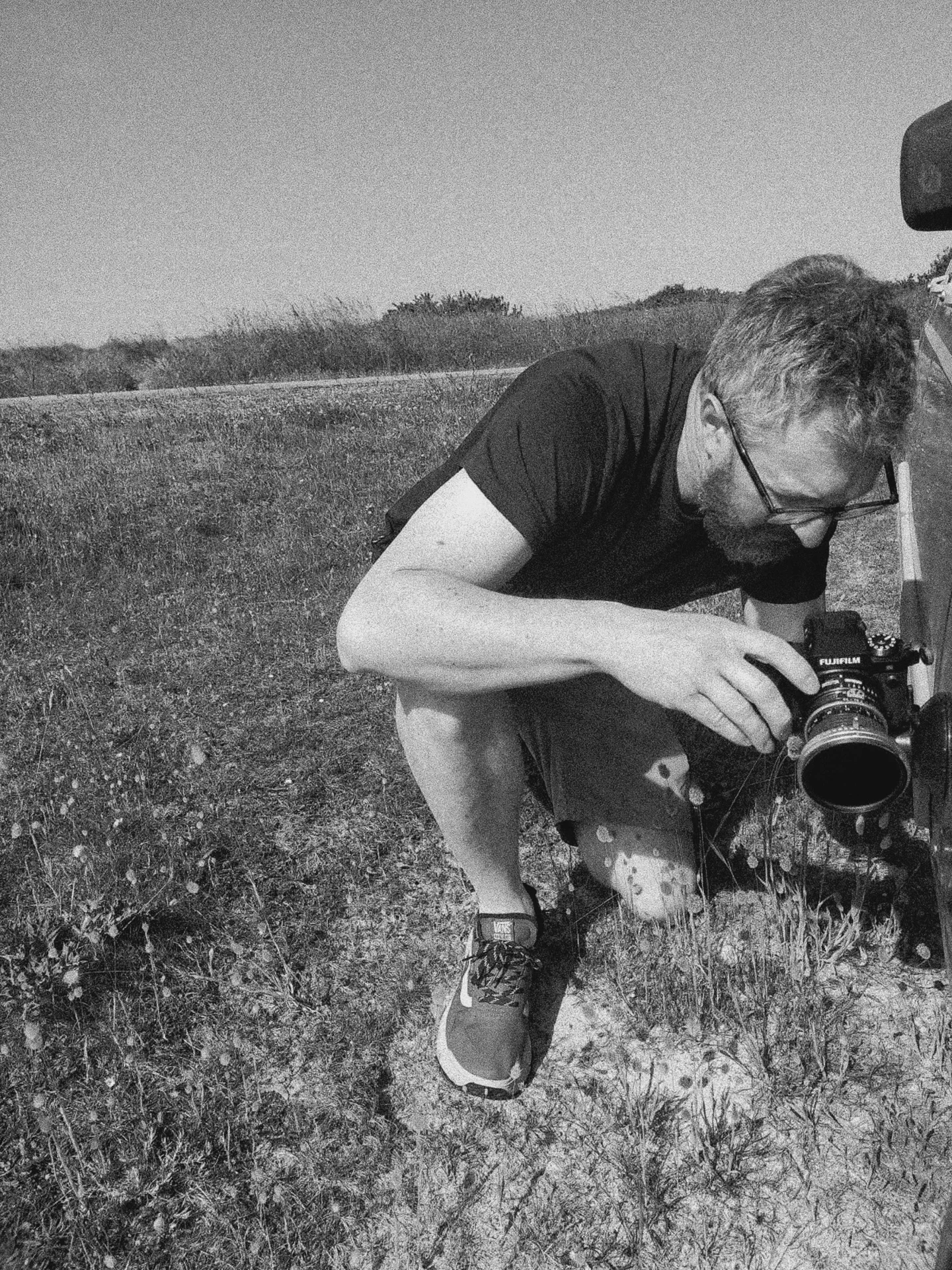 Making of, Grégory Mignard, en train de fixer une caméra sur une Renault 4L