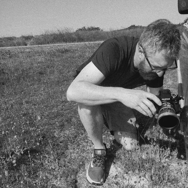 Making of, Grégory Mignard, en train de fixer une caméra sur une Renault 4L