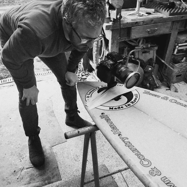 Making of, Grégory Mignard, en train de vérifier le cadrage d'une caméra fixée sur une planche de surf