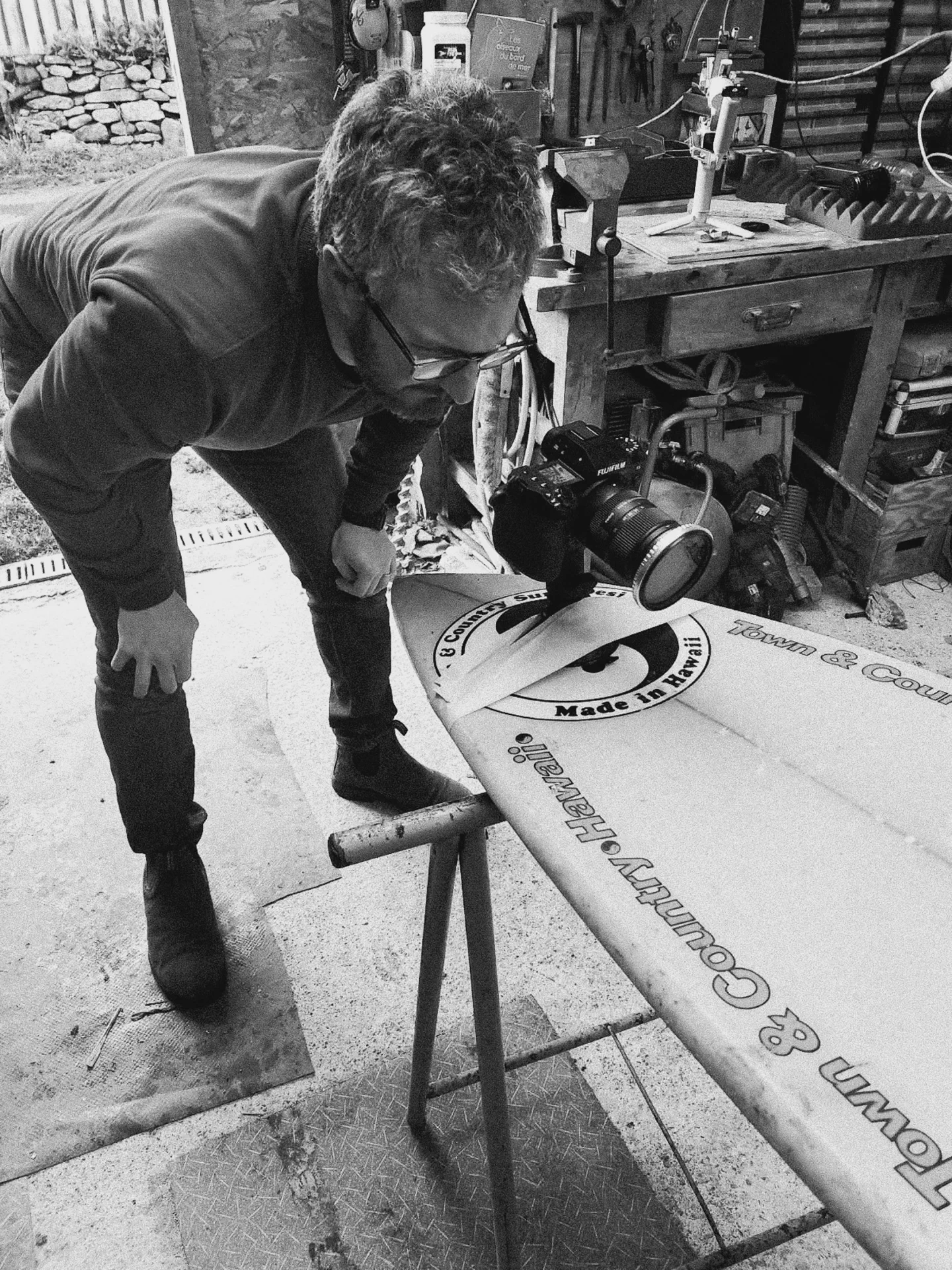 Making of, Grégory Mignard, en train de vérifier le cadrage d'une caméra fixée sur une planche de surf