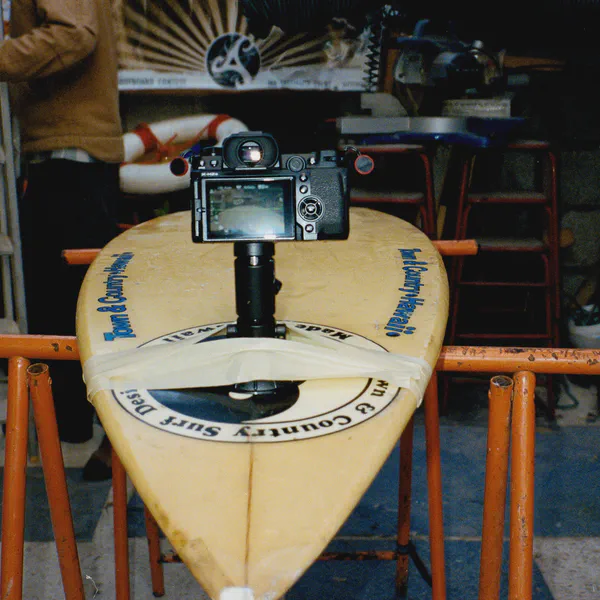 Fuji X-H2S fixé sur une planche de surf