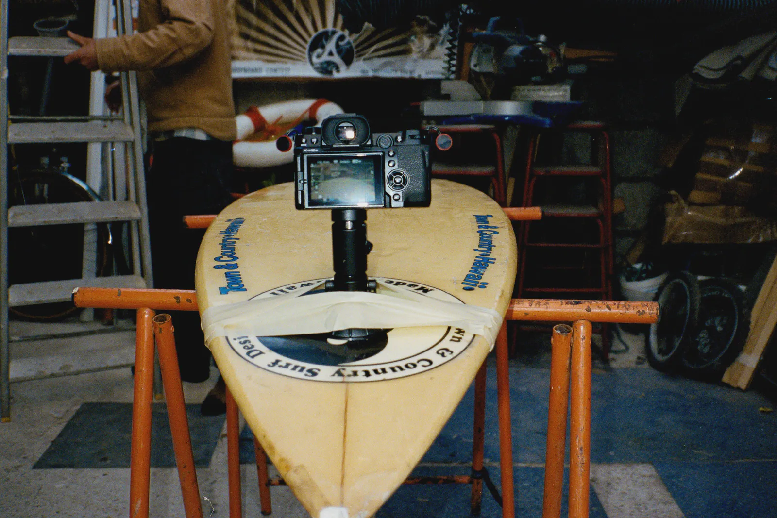 Fuji X-H2S fixé sur une planche de surf