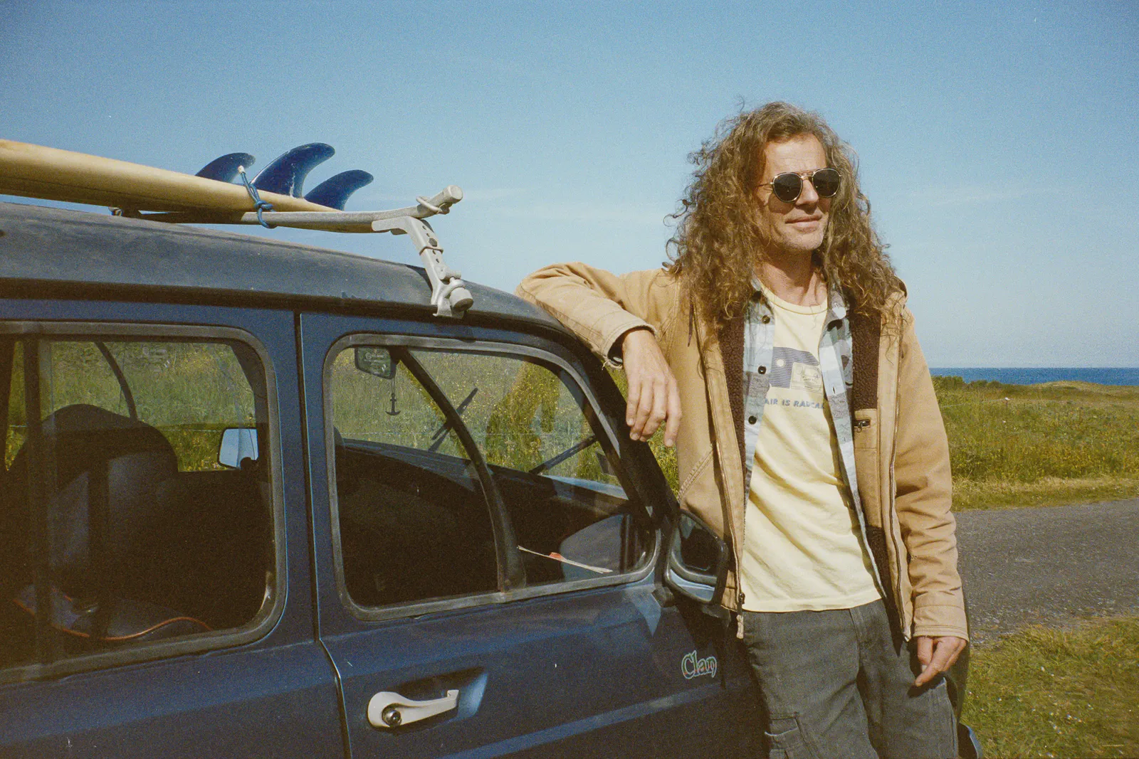 Yoann Renambot, qui pose avec sa Renault 4L