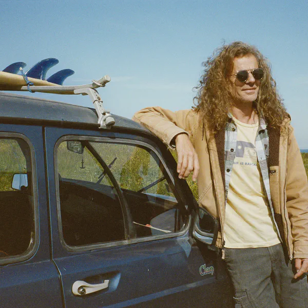 Yoann Renambot, qui pose avec sa Renault 4L